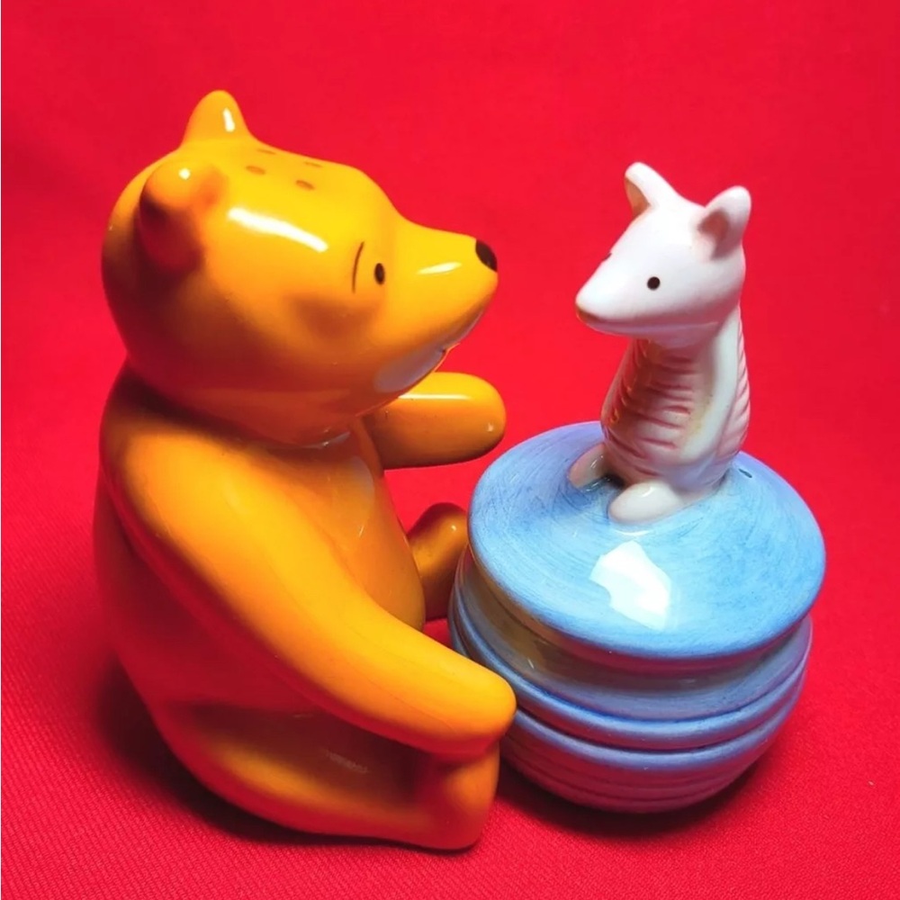 New Treasure Craft Disney Classic Winnie The Pooh Salt & Pepper Shaker # 499080